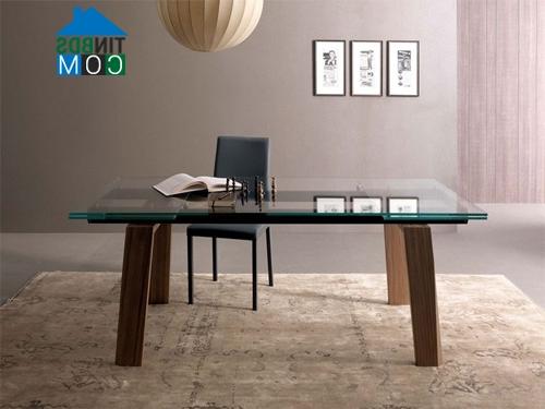 Chiếc bàn làm việc gọn gàng làm từ kính và gỗ.