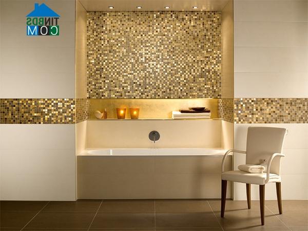 Gạch mosaic là cách đơn giản nhất để đem màu vàng sang chảnh vào phòng tắm