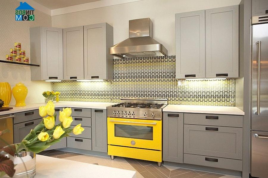 Màu vàng cũng có thể dùng cho tủ bếp và các món nội thất khác như bình hoa