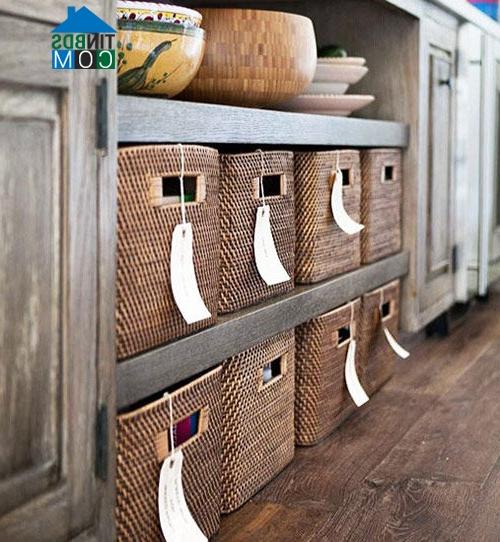 Những chiếc giỏ trong phòng bếp sẽ giúp bạn lưu trữ đồ dùng rất hiệu quả