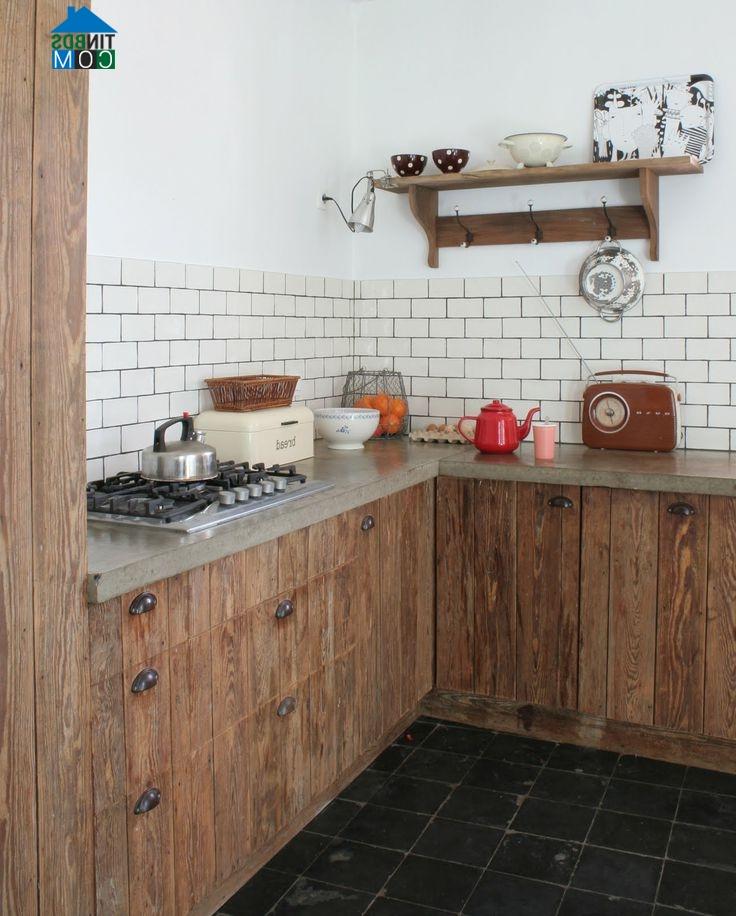 Backsplash với những đường trét vữa màu xám nổi bật.