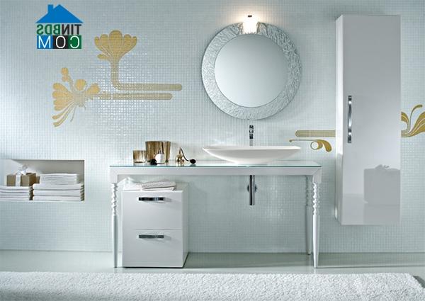 Vàng và bạc là hai màu sắc kim loại cực kỳ hợp gu khi đi cùng nhau, nó cũng không ngoại lệ trong phòng tắm