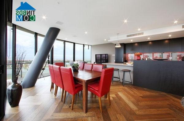 Ảnh Phòng ăn nổi bật với ghế đỏ