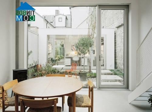 Ảnh Phòng ăn hiện đại, ấm áp vối đèn chiếu sáng