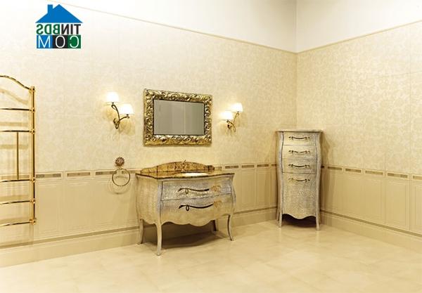 Với những phòng tắm có diện tích lớn, toàn bộ không gian màu vàng không hề bị ngộp mà rất quyến rũ