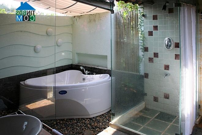 Phòng tắm này có thể đón nhận cả nắng, gió từ thiên nhiên.