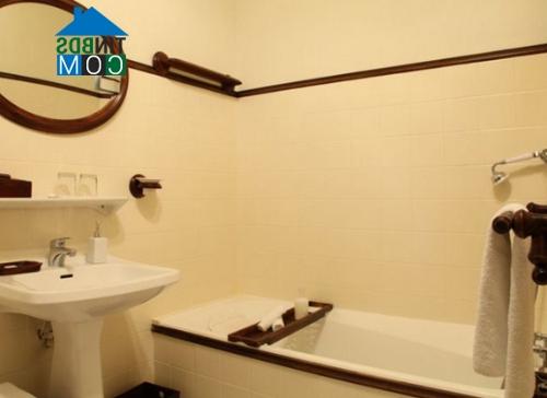 Ảnh Trang trí phòng tắm bằng chất liệu gỗ
