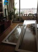Bão lớn giật tung cửa sổ, mảng trần chung cư Hà Nội
