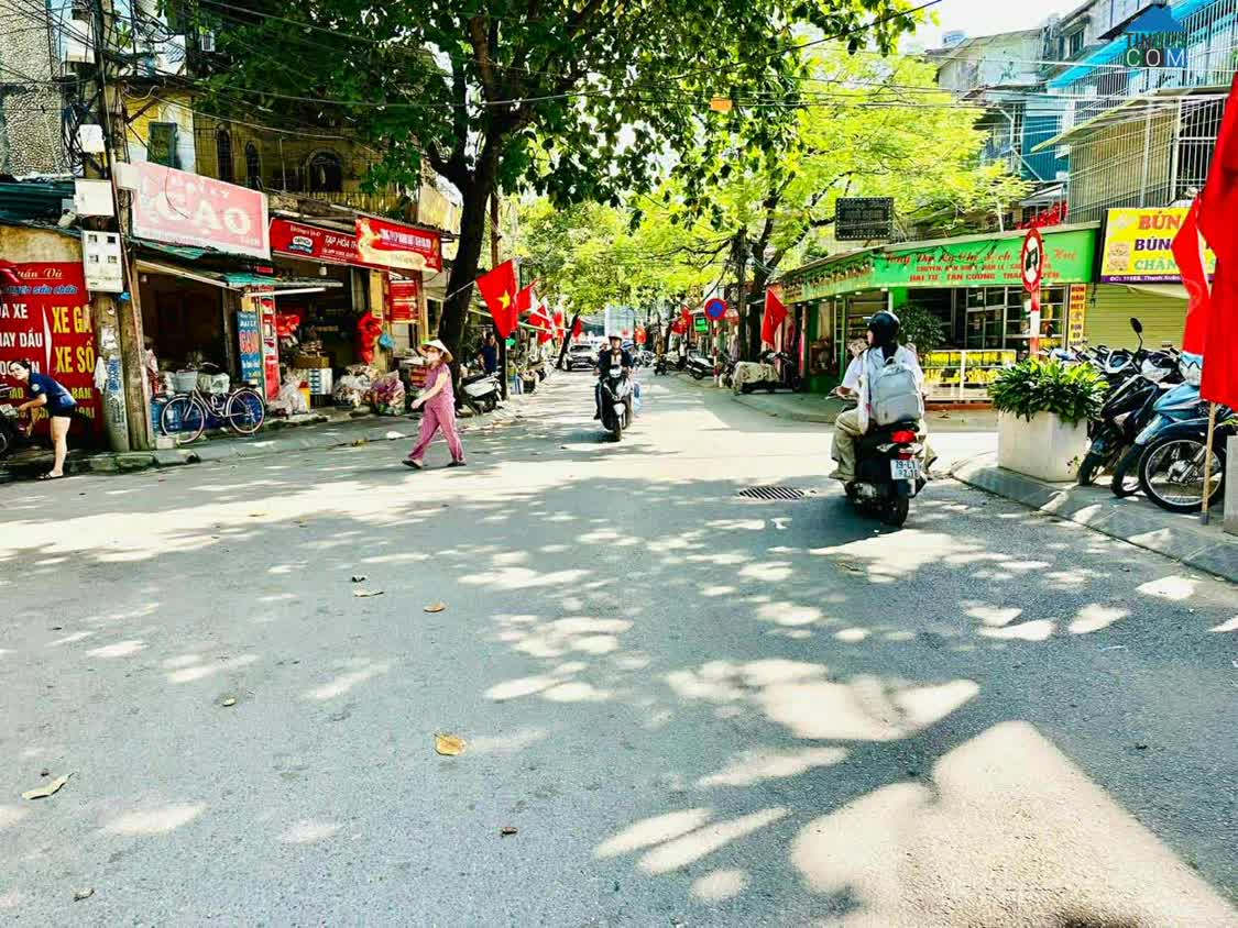 Ảnh Mặt phố Nguyễn Quý Đức hoạt động mọi mặt hàng. 0