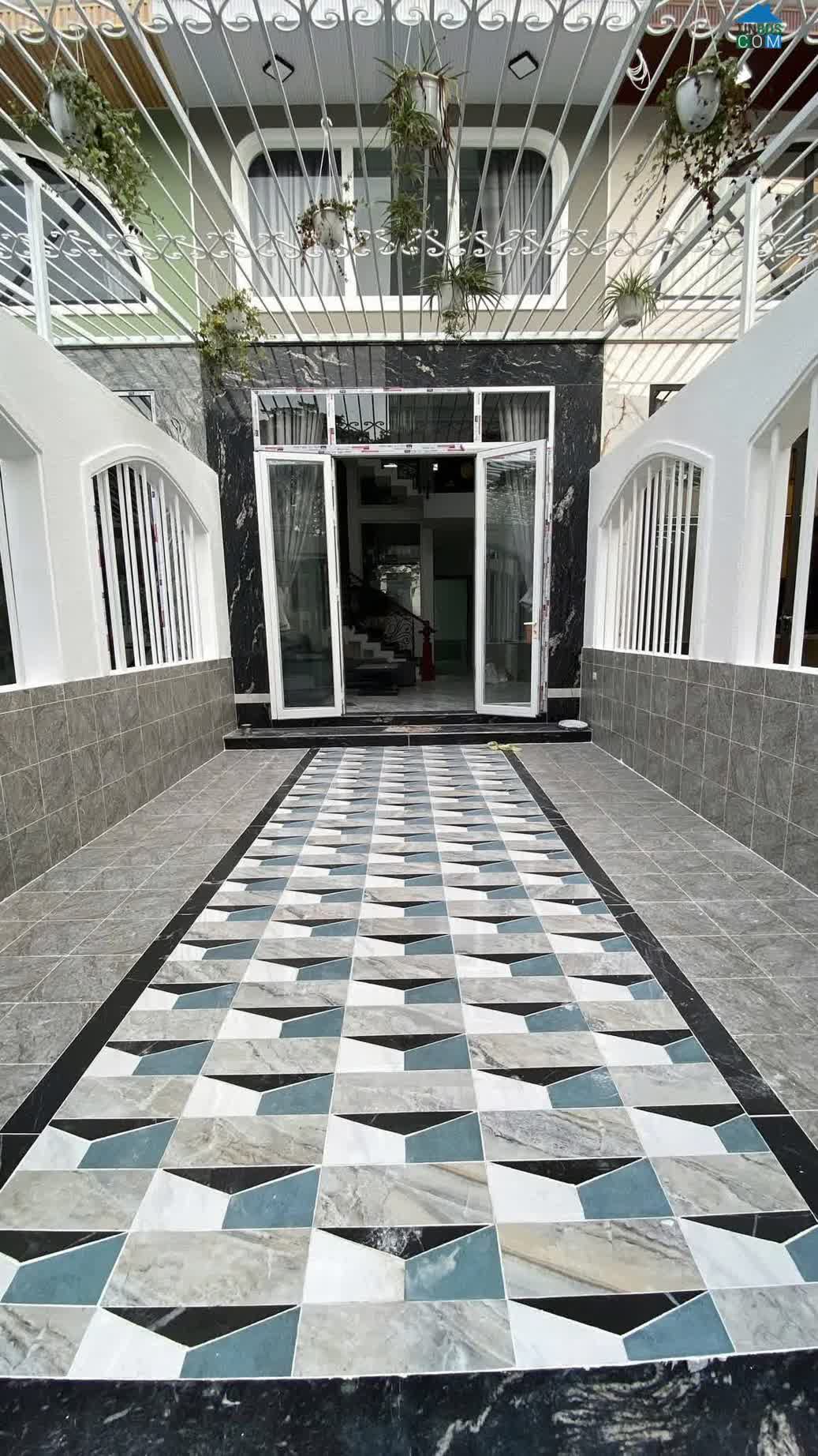 Ảnh Cần bán căn nhà diện tích lớn thiết kế hiện đại tại bến lức long an 0