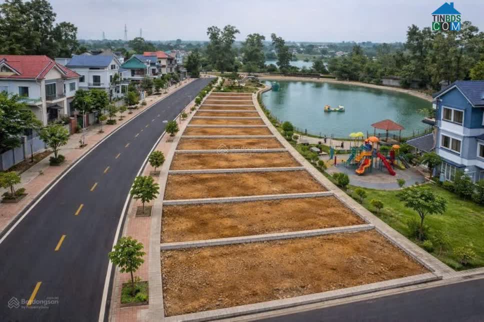 Ảnh Cạnh Chợ Hòa Lạc. Bán 100m tc, mt 9.5m view hồ, đường thông- rộng 12m.ô tô đỗ ngày đêm. Tc hơn 3đ 0