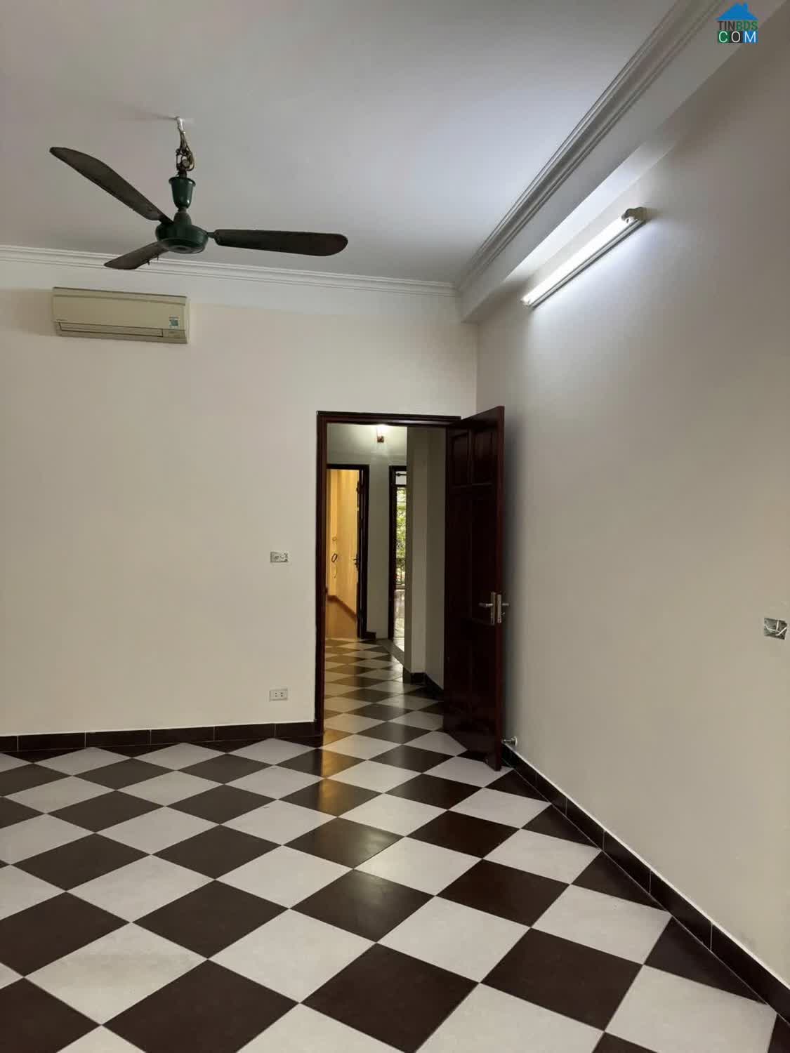 Ảnh Cho thuê vp Đội Cấn-Ba Đình, 140m2, có hầm xe, 4 phòng, 22tr 0