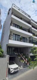 Tòa Nhà Căn Hộ Mặt Phố Nghi Tàm - View Tầng Cao Bao Trọn Hồ Tây.