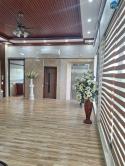 Cho thuê nhà có sân vườn dt 300m2 mặt đê Ngọc Thụy, Long Biên, HN