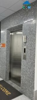 Mình cho thuê nhà mới, Chùa Láng, thang máy; vỉa hè 119m2* 5T- 49 Tr