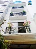 Bán gấp nhà Phố Chùa Láng, Đống Đa 2 thoáng, Ô tô tránh, Gần Hồ 61m² 4 tầng MT 4,2m 10.5 tỷ.